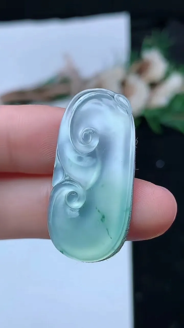 天然A货翡翠飘花如意镶嵌件，尺寸32.4-15.8-3，重量:2.86g
8月29日
