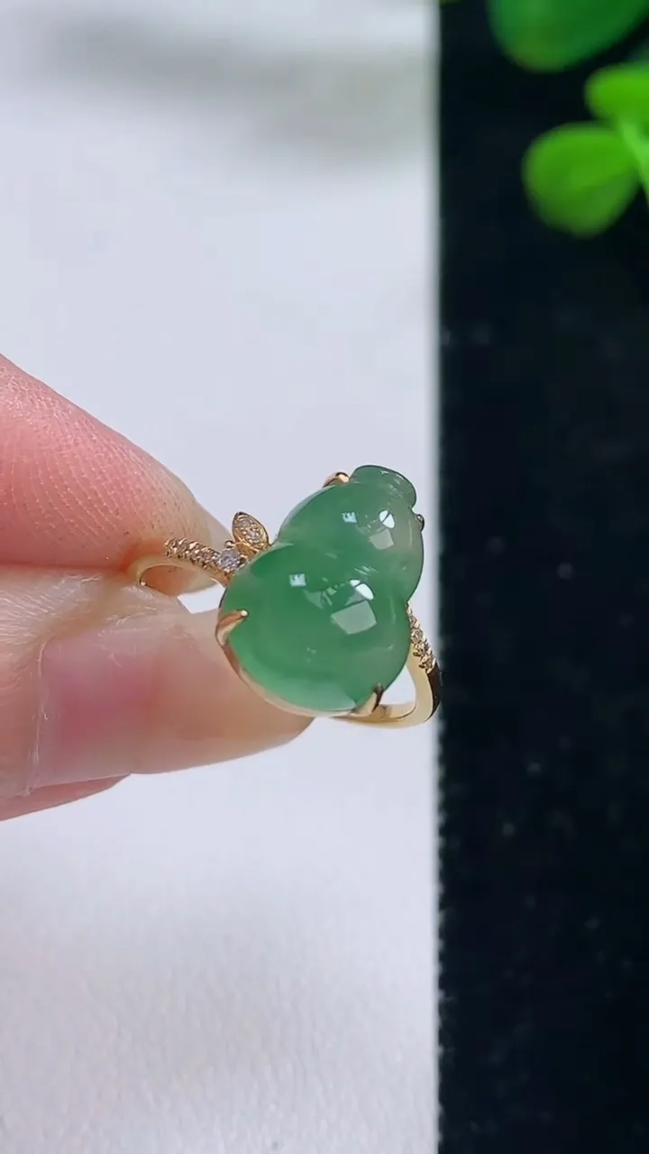 天然A货翡翠葫芦戒指，尺寸18.8-13-9.8，重量:2.92g2025年8月29日
工厂直销收藏佳品,种好水足，色泽均匀，有种有色，上手高大气！