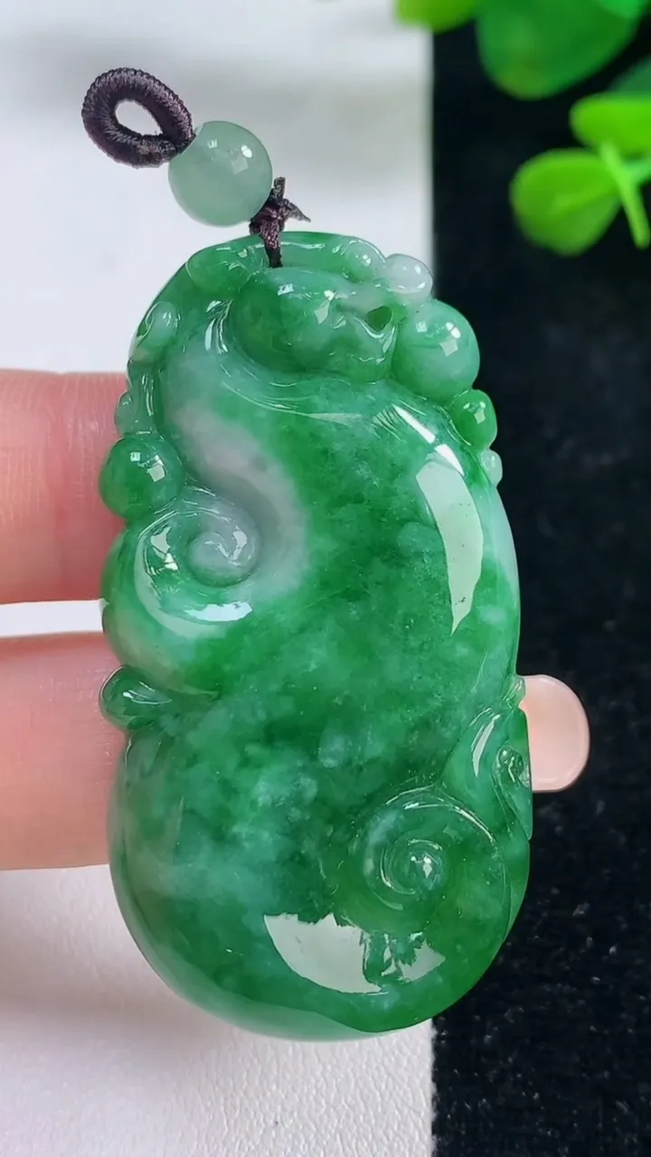 天然A货翡翠如意吊坠，尺寸50.3-26.2-8.7，重量:24.82g
8月29日