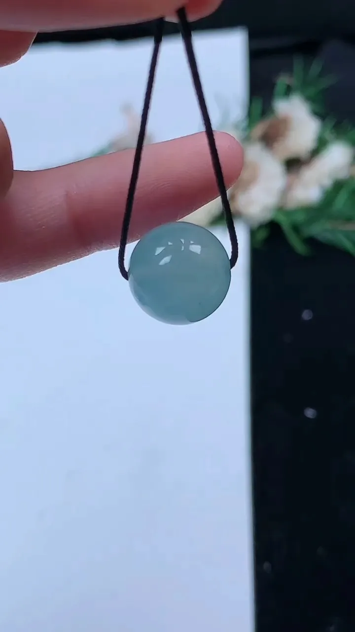 天然A货翡翠白冰圆珠吊坠，尺寸12.6，重量:3.39g8月29日
工厂直销收藏佳品,种好水足，色泽均匀，有种有色，上手高大气！