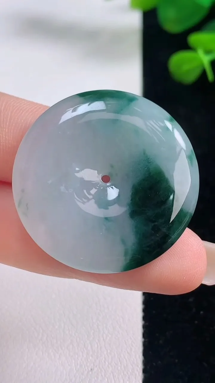 天然A货翡翠冰种飘花平安扣吊坠，尺寸33-5.3，重量:12.78g
8月29日
