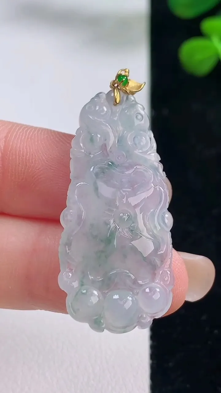 天然A货翡翠种飘花和和美美 荷叶吊坠，尺寸36.7-17.4-4，重量:4.51g
8月29日