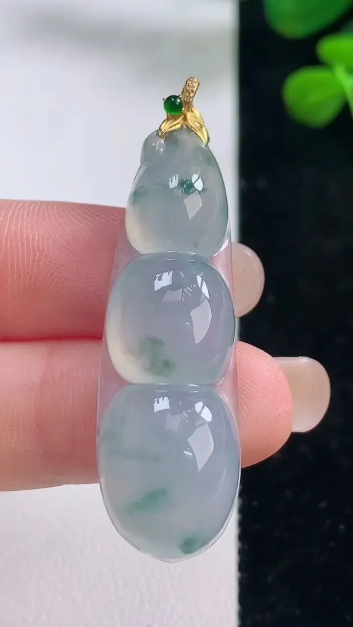 天然A货翡翠种飘花福豆 四季豆吊坠，尺寸44-13.8-7，重量:7.42g
8月29日