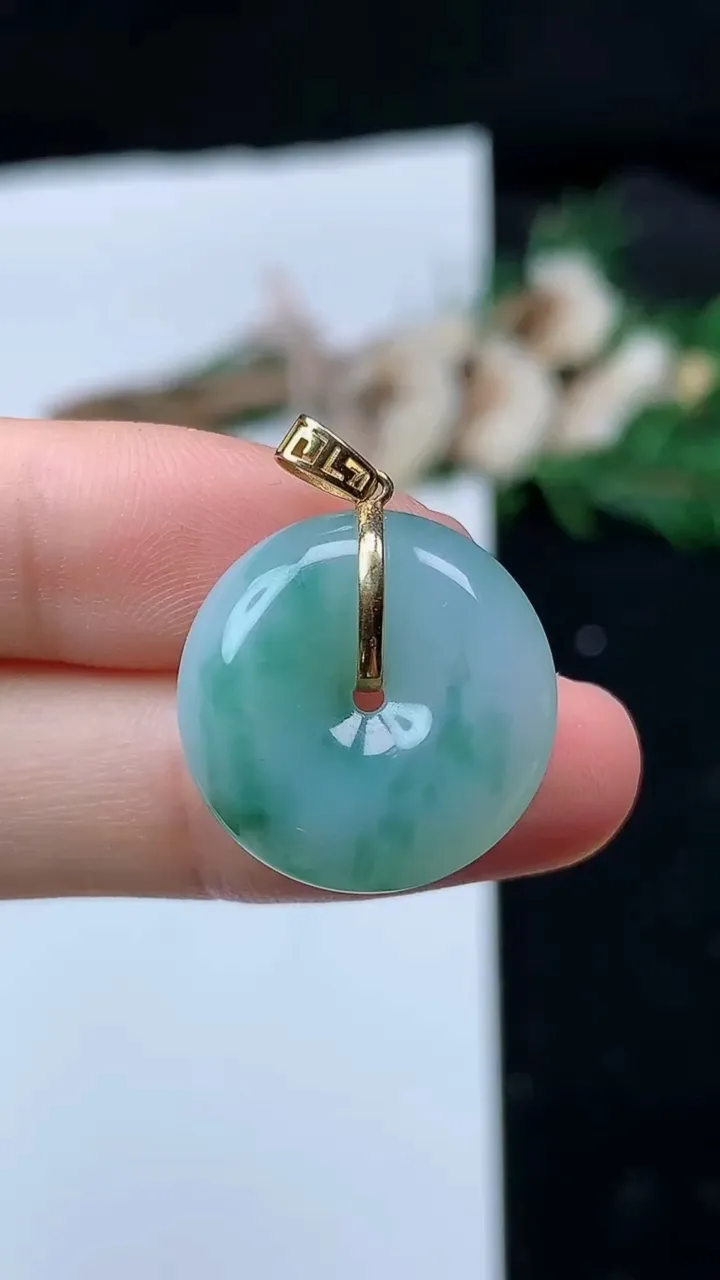 天然A货翡翠k金飘花平安扣吊坠，尺寸19.5-6，重量:4.70g
8月29日