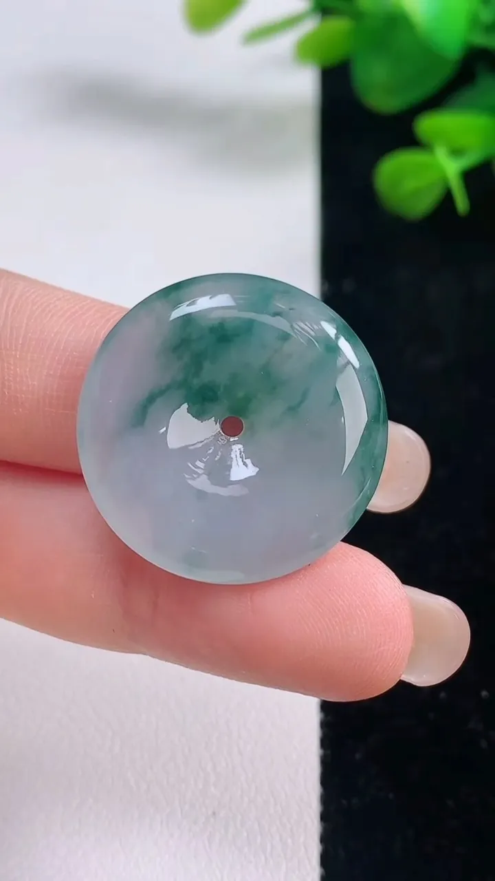 天然A货翡翠冰种飘花平安扣吊坠，尺寸26-5.5，重量:7.48g
8月29日