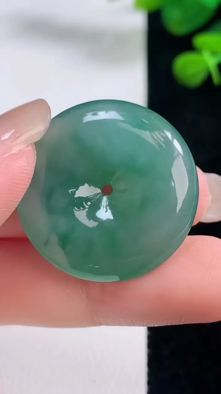 天然A货翡翠平安扣吊坠，尺寸28-6.5，重量:10.50g
8月29日