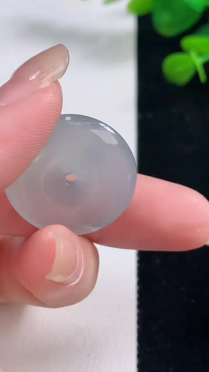 天然A货翡翠平安扣吊坠，尺寸24.6-5.5，重量:7.00g
8月29日