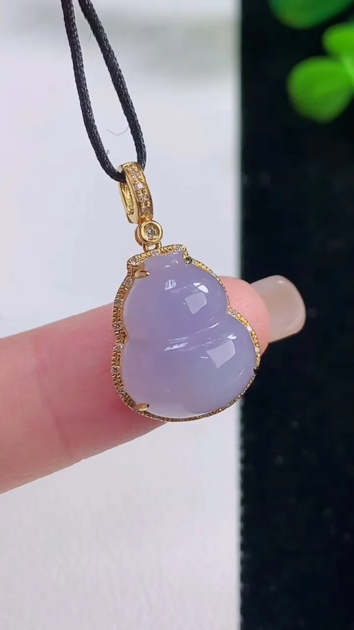 天然A货翡翠种紫罗兰葫芦吊坠，尺寸23.4-13.2-7.6裸石14-11.6，重量:2.30g
8