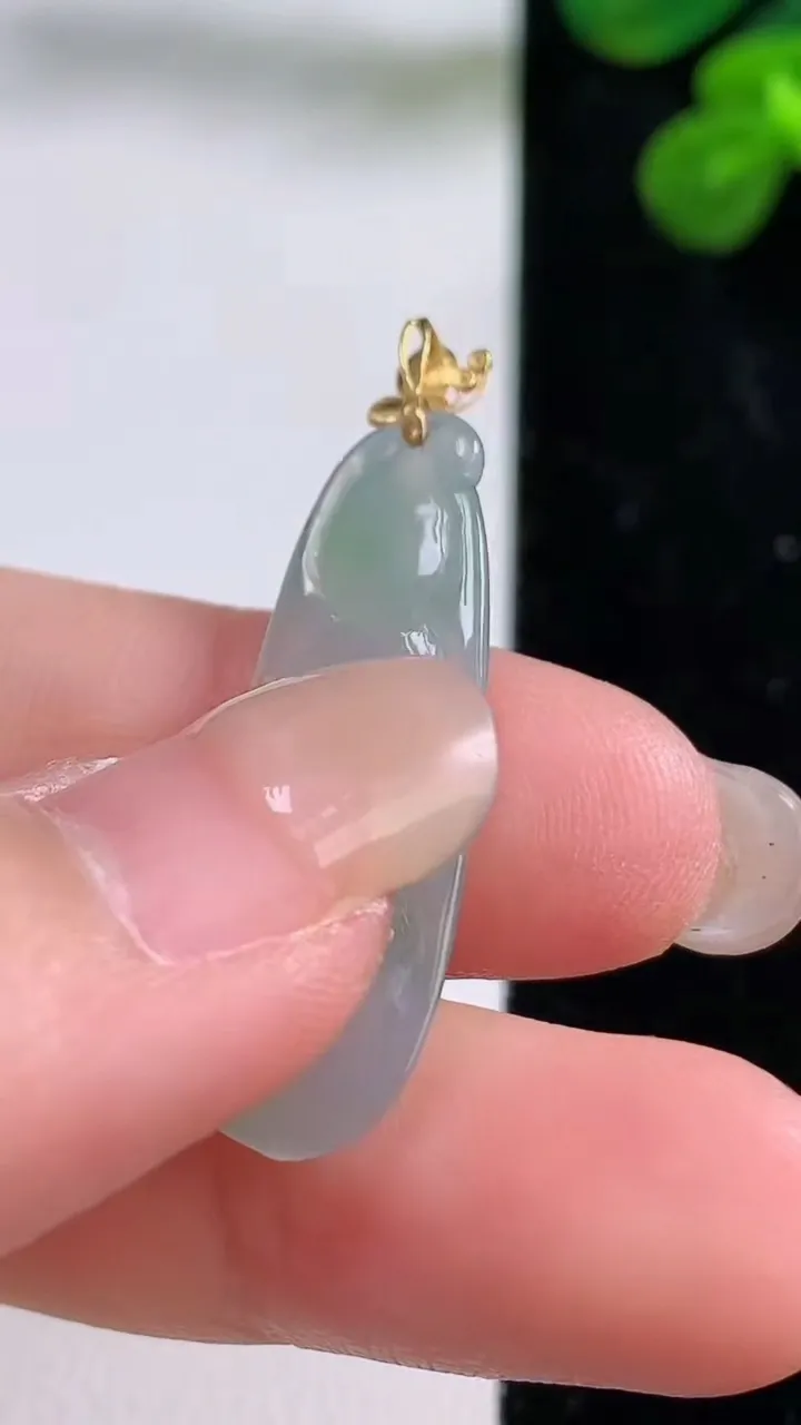 天然A货翡翠福豆 四季豆吊坠，尺寸32.3-10.7-5，重量:3.31g
8月29日