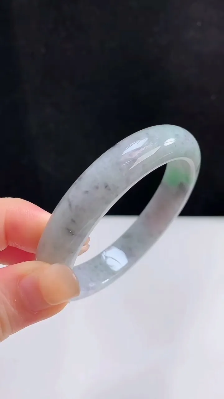 天然A货翡翠宽边手镯，尺寸56-12.4-8.3，重量:57.12g
8月29日