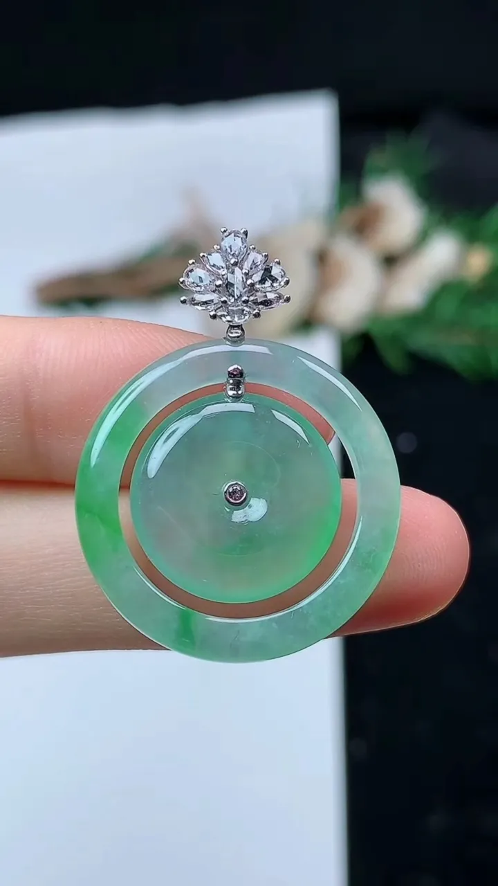 天然A货翡翠母子平安扣吊坠，尺寸24.6-3.7，重量:4.70g
8月29日