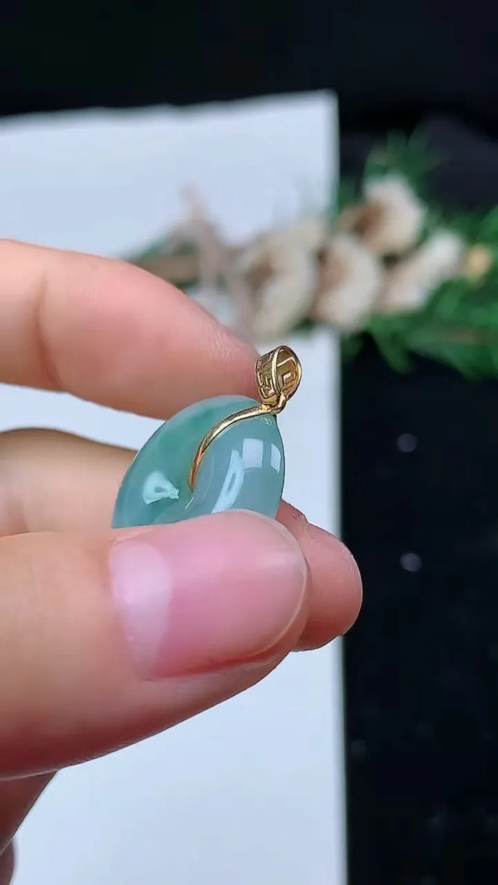 天然A货翡翠k金飘花平安扣吊坠，尺寸19.5-6，重量:4.70g
8月29日