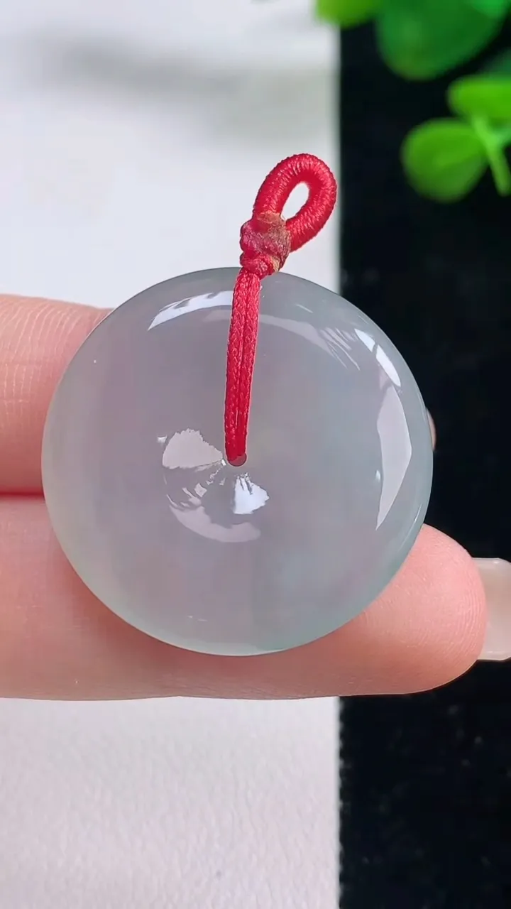 天然A货翡翠平安扣吊坠，尺寸28-5.8，重量:9.72g
8月29日