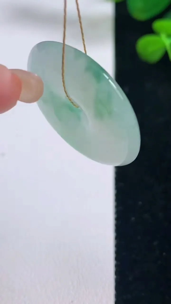 天然A货翡翠冰种飘花平安扣吊坠，尺寸29.3-5.8，重量:10.75g
8月29日