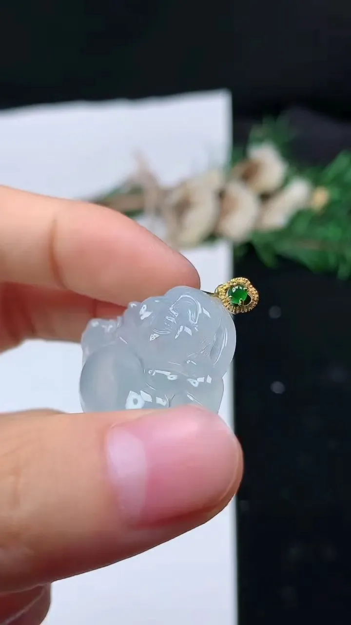 天然A货翡翠白冰佛公吊坠，尺寸24-33-6.9，重量:8.86g
8月29日