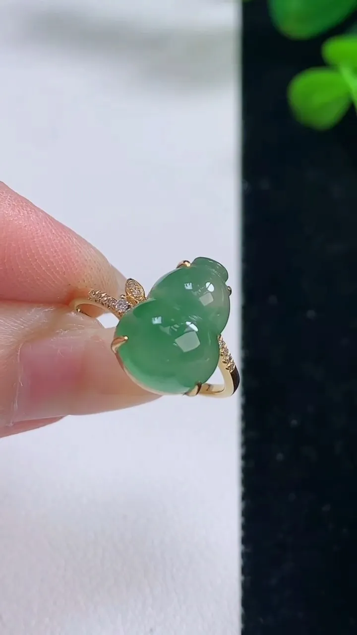 天然A货翡翠葫芦戒指，尺寸18.8-13-9.8，重量:2.92g2025年8月29日
工厂直销收藏