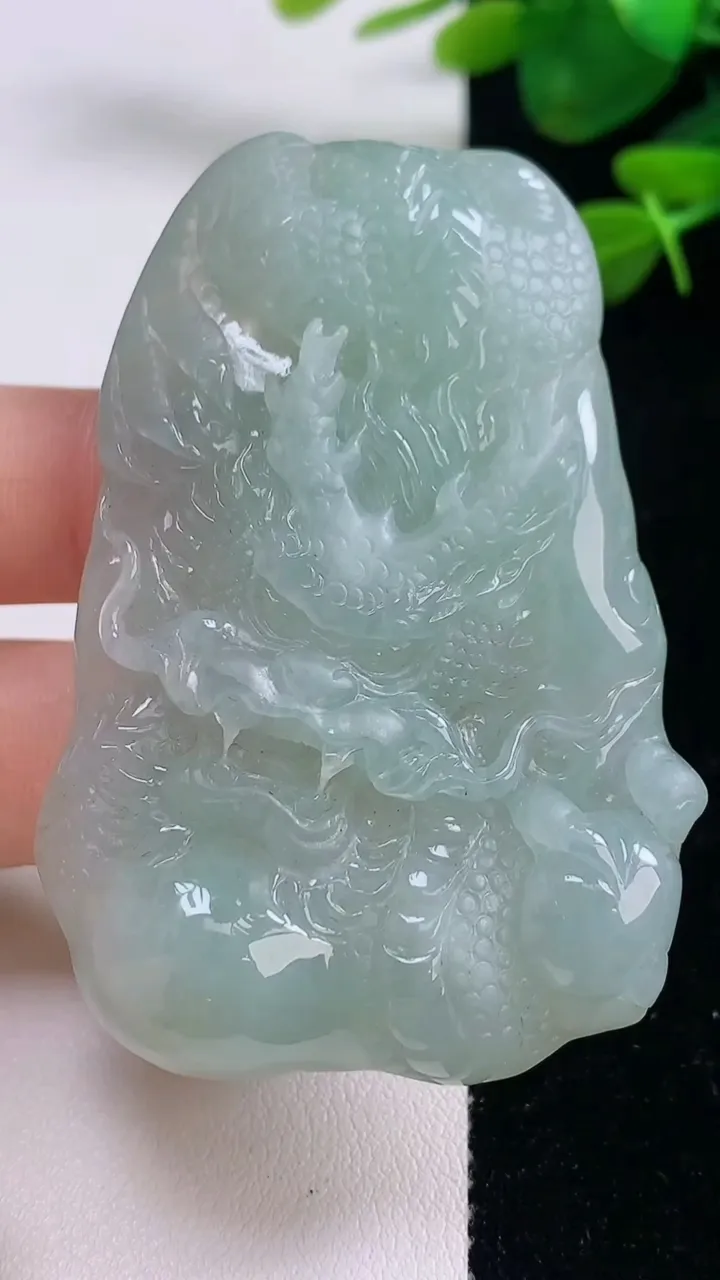 天然A货翡翠龙牌吊坠，尺寸61-43.3-10.2，重量:50.10g
8月29日