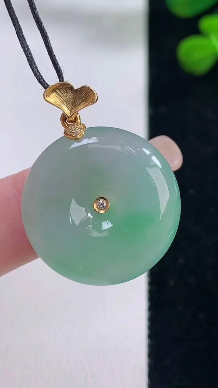 天然A货翡翠平安扣吊坠，尺寸22.5-5.4，重量:6.39g
8月29日