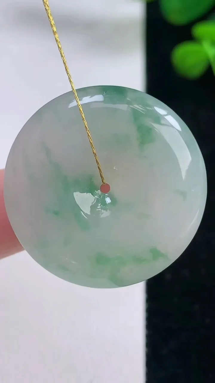 天然A货翡翠冰种飘花平安扣吊坠，尺寸29.3-5.8，重量:10.75g
8月29日