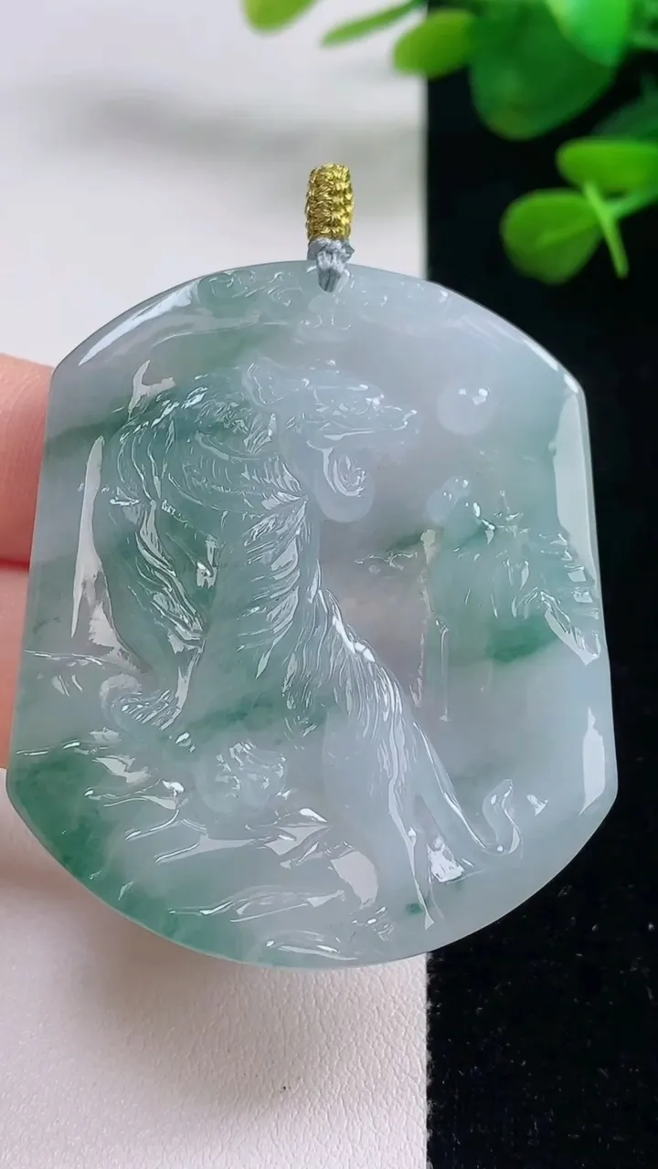 天然A货翡翠冰种飘花生肖虎 虎牌吊坠，尺寸51-43.2-5.2，重量:29.17g
8月29日