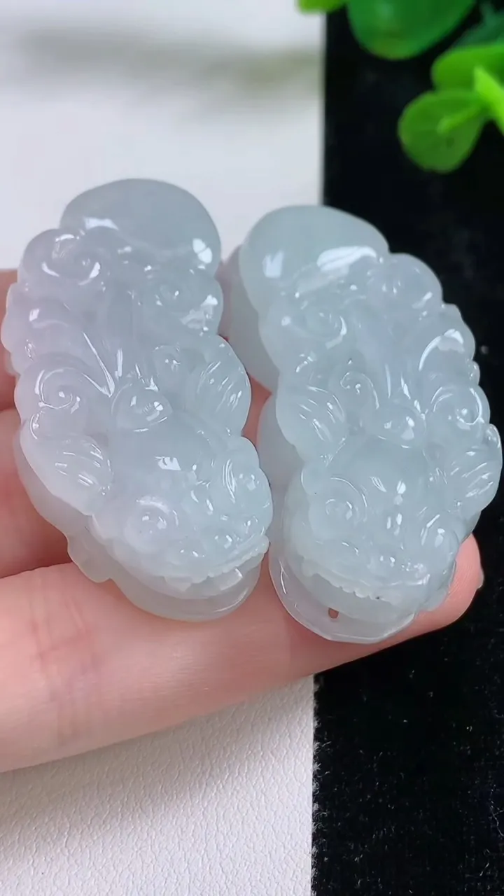 天然A货翡翠貔貅吊坠一对，尺寸42.8-20.5-11.5，重量:50.00g
8月29日