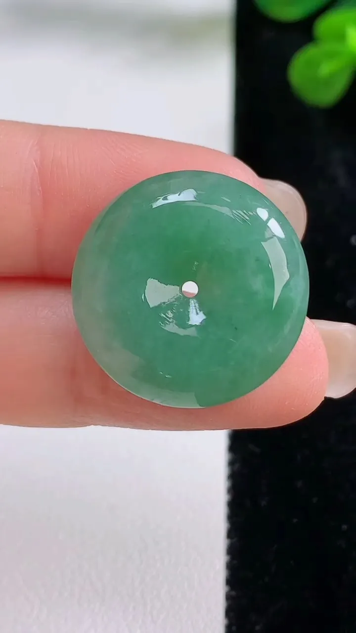 天然A货翡翠平安扣吊坠，尺寸22-6，重量:5.91g
8月29日