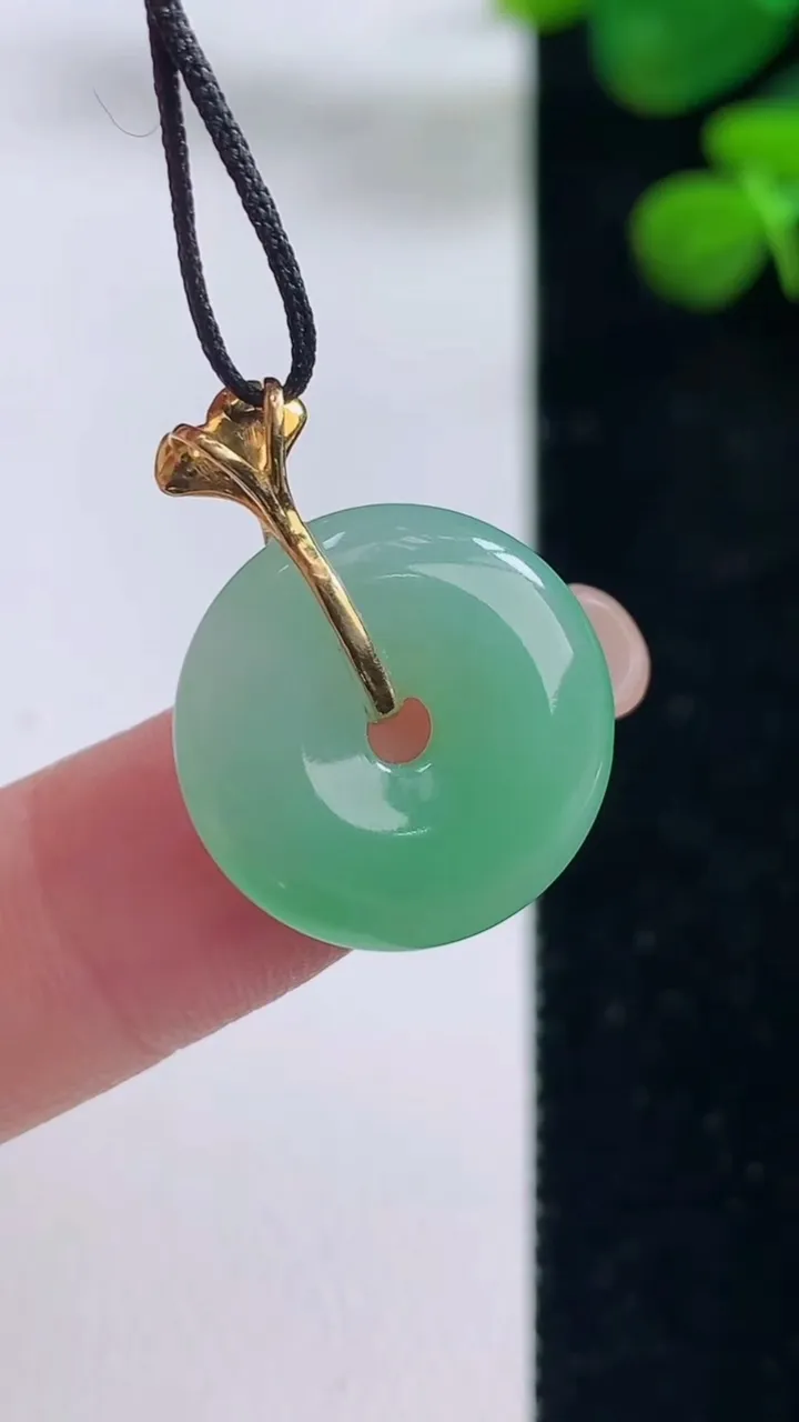 天然A货翡翠平安扣吊坠，尺寸17.2-3.4，重量:2.74g
8月29日