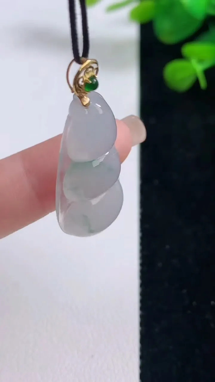 天然A货翡翠种飘花福豆 四季豆吊坠，尺寸32.4-14-5.7，重量:5.22g
8月29日