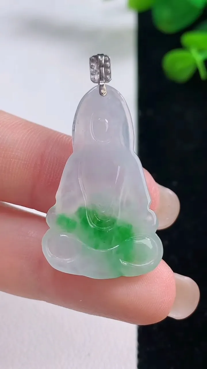 天然A货翡翠观音菩萨吊坠，尺寸33.5-19-3，重量:4.06g
8月29日