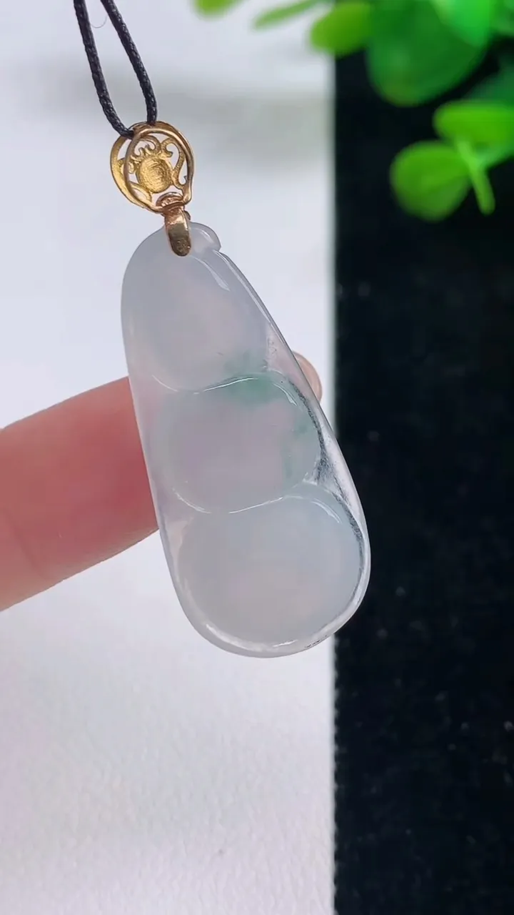 天然A货翡翠种飘花福豆 四季豆吊坠，尺寸32.4-14-5.7，重量:5.22g
8月29日