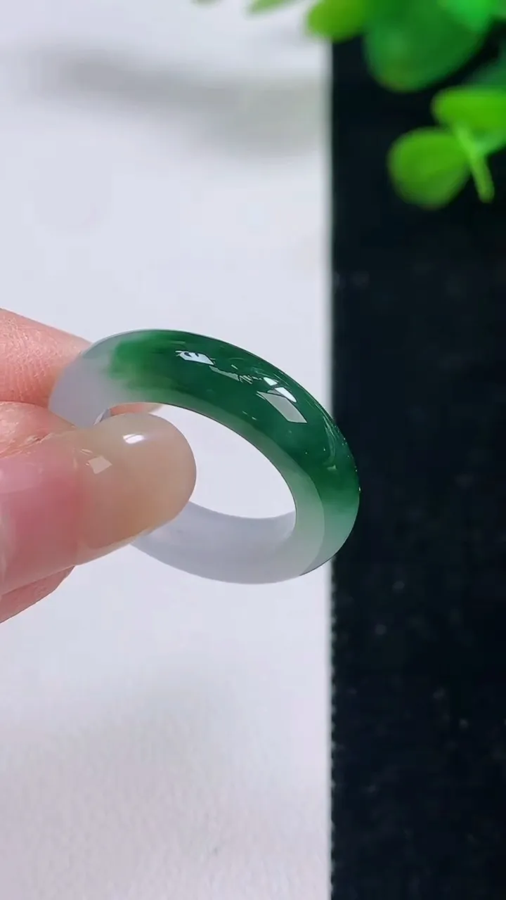 天然A货翡翠指环 戒指，尺寸17.5-5.2-3.7，重量:4.00g2025年8月29日
工厂直销收藏佳品,种好水足，色泽均匀，有种有色，上手高大气！