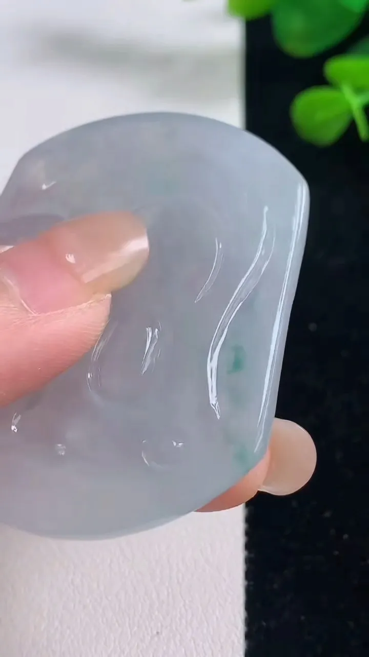 天然A货翡翠观音菩萨吊坠，尺寸51.6-42-5.3，重量:24.92g
8月29日
