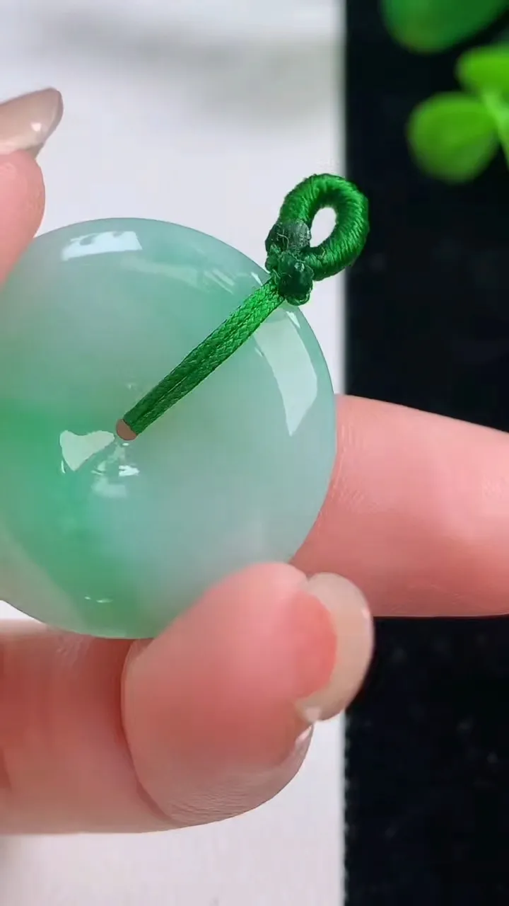 天然A货翡翠平安扣吊坠，尺寸27.3-5，重量:7.84g
8月29日