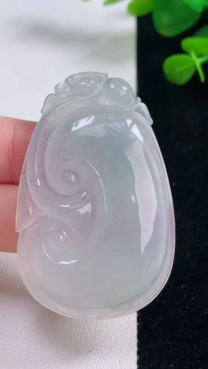 天然A货翡翠如意吊坠，尺寸53.8-34.6-6，重量:20.63g
8月29日