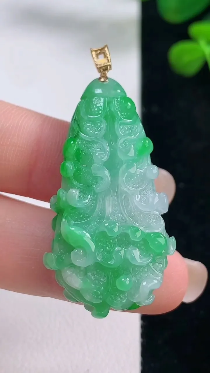 天然A货翡翠白菜吊坠，尺寸38.5-20-8.8，重量:12.73g
8月29日
