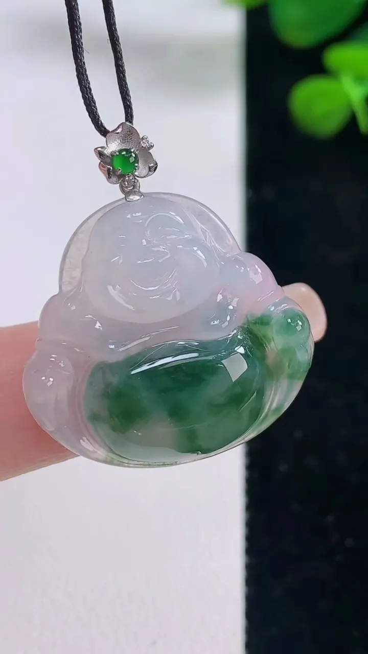 天然A货翡翠种飘花佛公吊坠，尺寸25-26.6-5.5，重量:5.62g
8月29日
