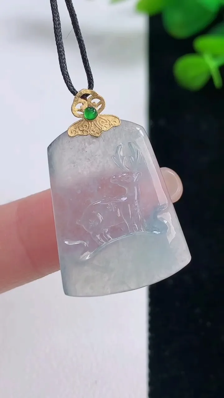 天然A货翡翠种白冰一路发 梅花鹿吊坠，尺寸25.8-18.8-3.2，重量:3.99g
8月29日