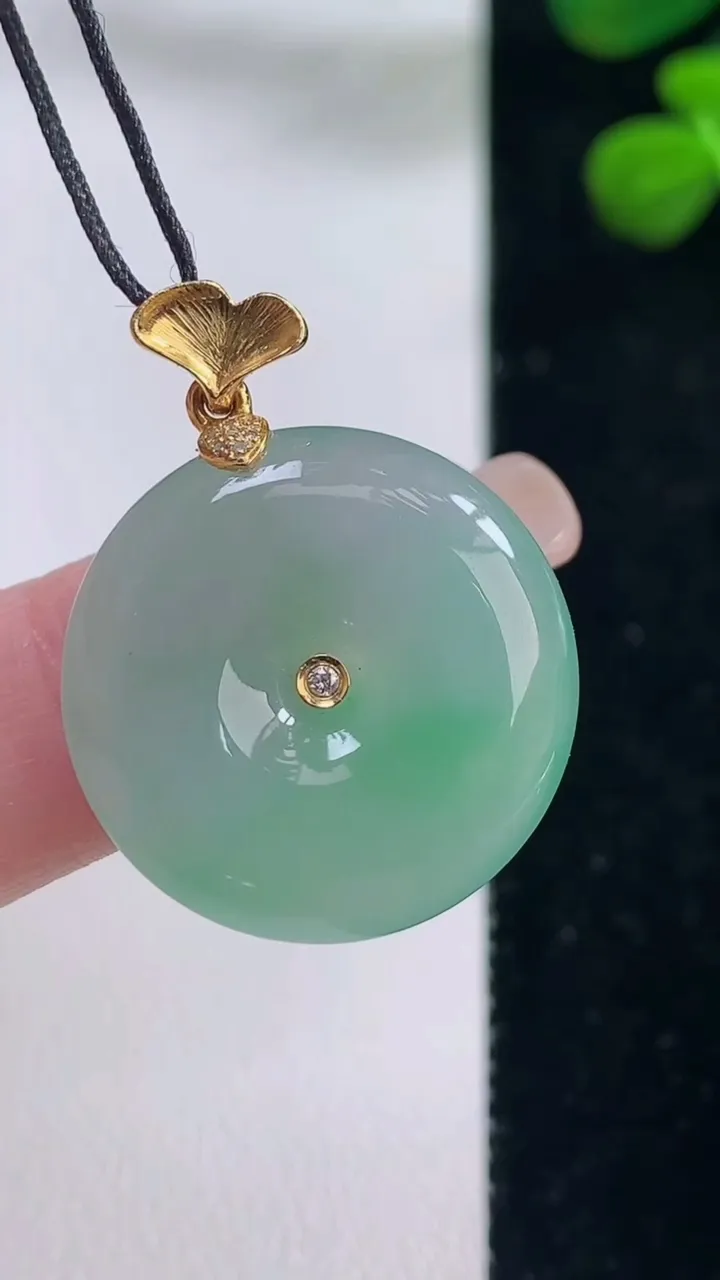 天然A货翡翠平安扣吊坠，尺寸22.5-5.4，重量:6.39g
8月29日
