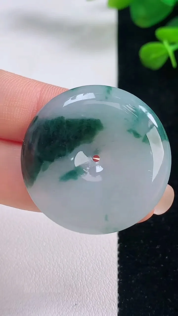 天然A货翡翠冰种飘花平安扣吊坠，尺寸33-5.3，重量:12.78g
8月29日