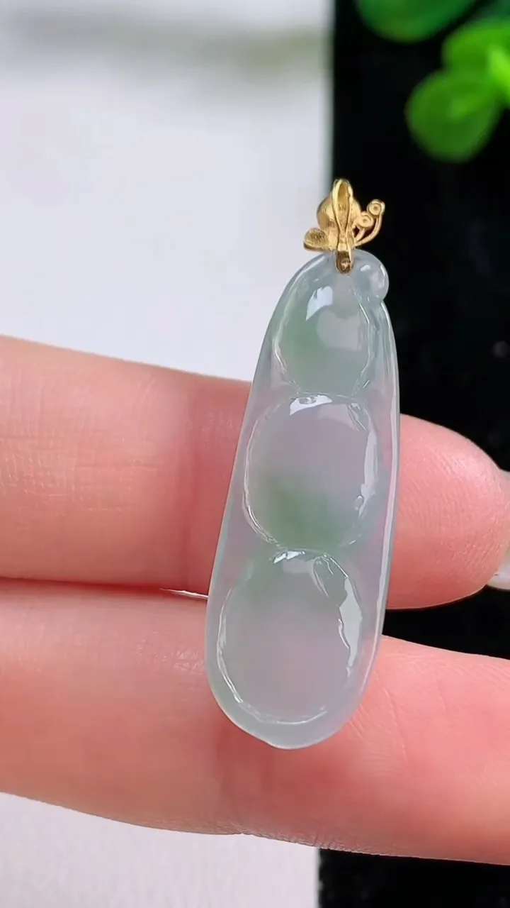 天然A货翡翠福豆 四季豆吊坠，尺寸32.3-10.7-5，重量:3.31g
8月29日