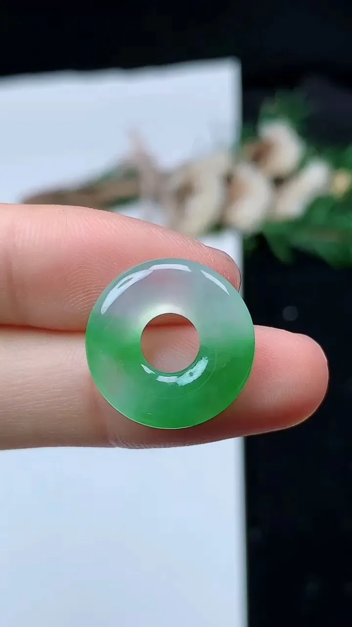 天然A货翡翠平安环吊坠，尺寸17.5-3.3，重量:1.78g
8月29日