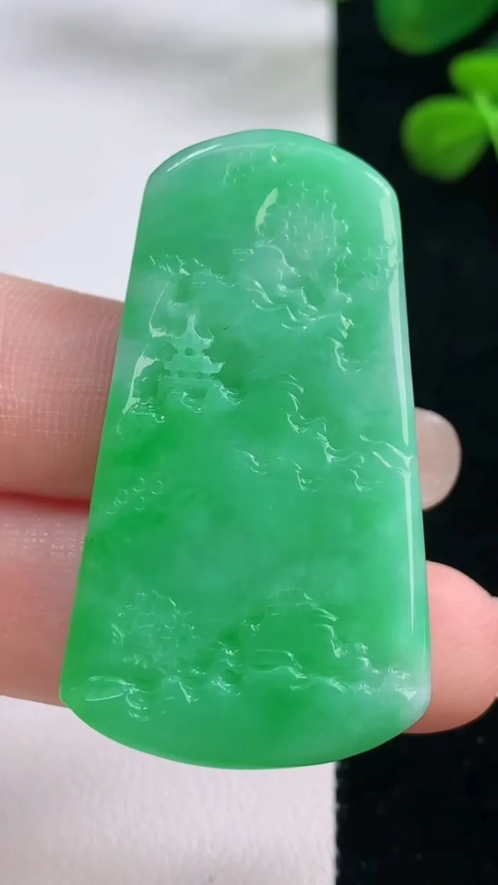 天然A货翡翠山水牌吊坠，尺寸45.2-26-6，重量:16.13g
8月29日