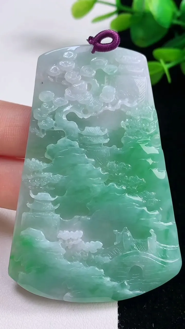 天然A货翡翠山水牌吊坠，尺寸72.2-49-4.6，重量:35.33g
8月29日