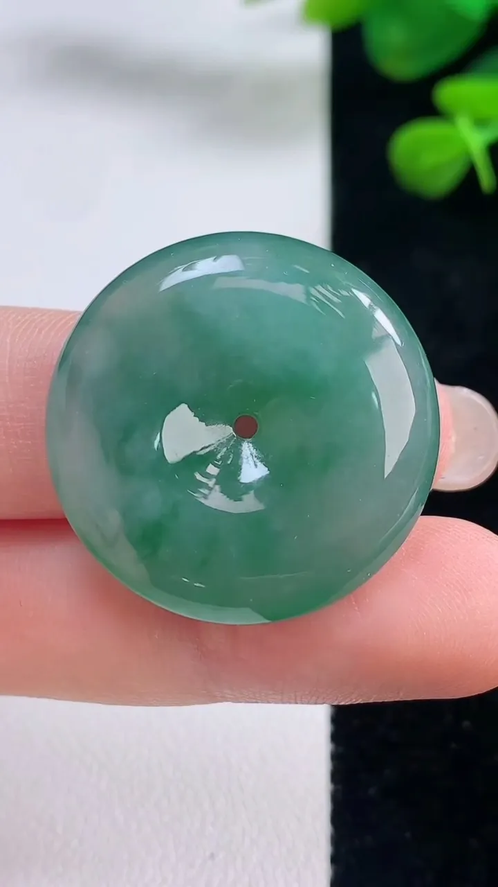 天然A货翡翠平安扣吊坠，尺寸28-6.5，重量:10.50g
8月29日