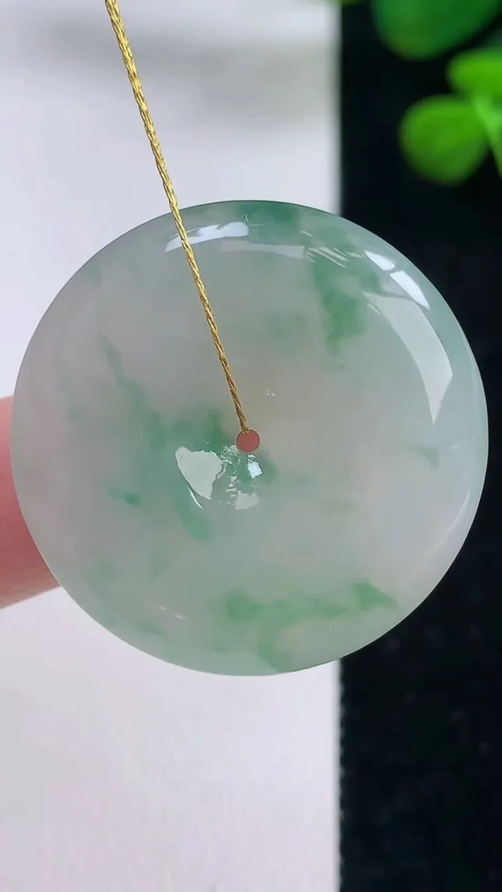 天然A货翡翠冰种飘花平安扣吊坠，尺寸29.3-5.8，重量:10.75g
8月29日