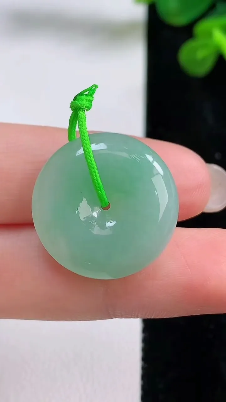 天然A货翡翠平安扣吊坠，尺寸22-5.3，重量:5.27g
8月29日