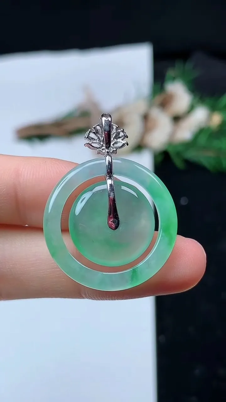 天然A货翡翠母子平安扣吊坠，尺寸24.6-3.7，重量:4.70g
8月29日