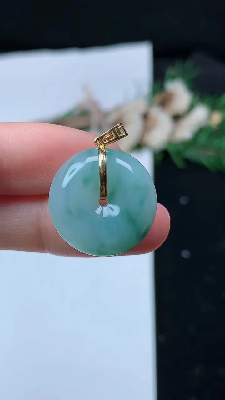 天然A货翡翠k金飘花平安扣吊坠，尺寸19.5-6，重量:4.70g
8月29日