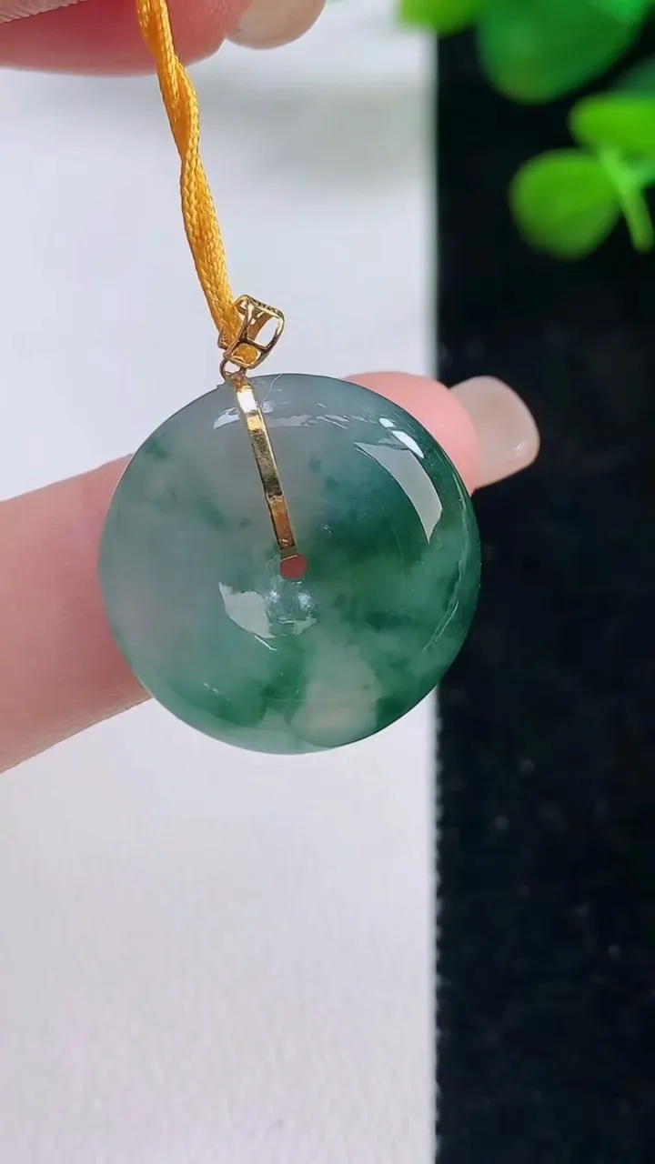 天然A货翡翠种飘花平安扣吊坠，尺寸20-5.3，重量:4.56g
8月29日