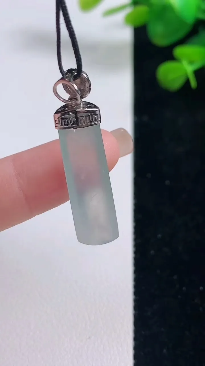 天然A货翡翠种白冰平安柱吊坠，尺寸30.7-8.7-4.2，重量:3.40g
8月29日